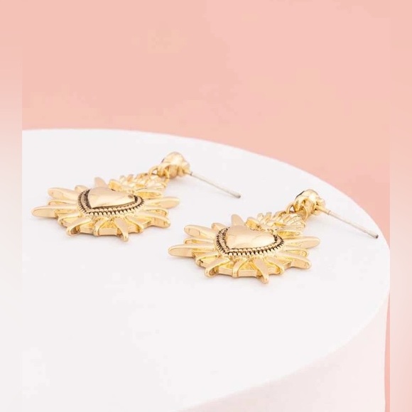 ⚜️🖤 Heart Decor Drop Earrings 🖤⚜️ Brand New - Picture 3 of 10